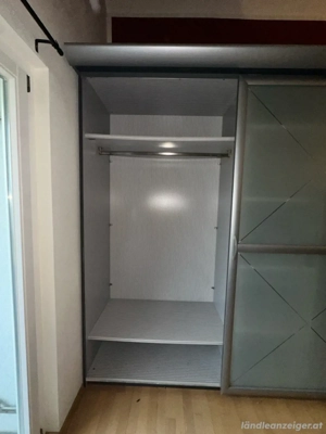 Kleiderschrank Bild 4
