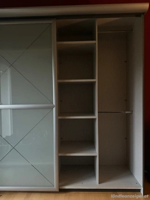 Kleiderschrank Bild 2