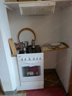 Küche mit Elektroherd und Dunstabzug 