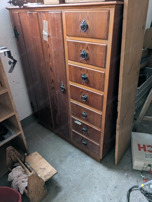 Schrank mit Schubladen