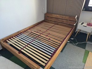 Massives Holzbett mit Latenrost und Matratze 140x200