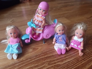 Püppchen mit Roller und Helm 