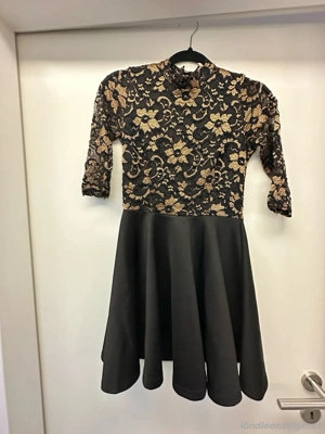 Schwarzes Spitzenkleid