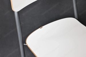 2 Barhocker von IKEA die platzsparend zusammen geklappt werden können Bild 4