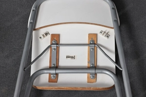 2 Barhocker von IKEA die platzsparend zusammen geklappt werden können Bild 7