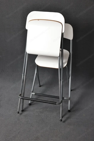 2 Barhocker von IKEA die platzsparend zusammen geklappt werden können Bild 9