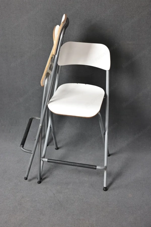 2 Barhocker von IKEA die platzsparend zusammen geklappt werden können Bild 10