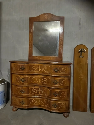 alter Kasten, Kommode mit Spiegel und Garderobe 