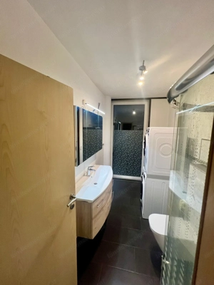 Moderne, lichtdurchflutete Wohnung mit großem Balkon - zentrumsnah Bild 3