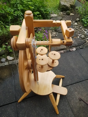 Spinnrad und Garn  Wollwickler-Haspel aus Holz