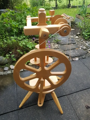 Spinnrad und Garn  Wollwickler-Haspel aus Holz Bild 2