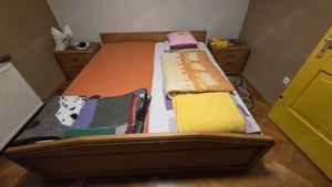 Doppelbett (180x200) + 2 Nachtkästchen zu verschenken. Lattenrost + Matratzen für 50,00 EUR