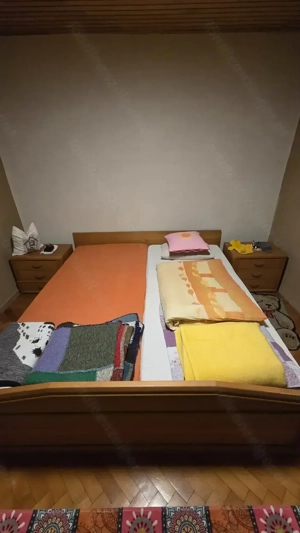 Doppelbett (180x200) + 2 Nachtkästchen zu verschenken. Lattenrost + Matratzen für 50,00 EUR Bild 2