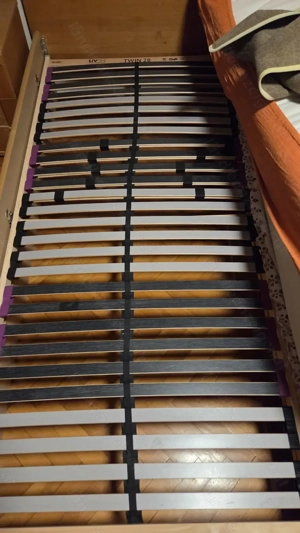 Doppelbett (180x200) + 2 Nachtkästchen zu verschenken. Lattenrost + Matratzen für 50,00 EUR Bild 3