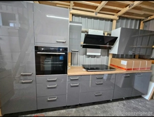 eine neue Küche mit allen Elektrogeräten, einschließlich Geschirrspüler und Kühlschrank 