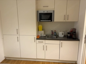 Küchenzeil mit Kühlschrank, Mikrowelle, Spülbecken