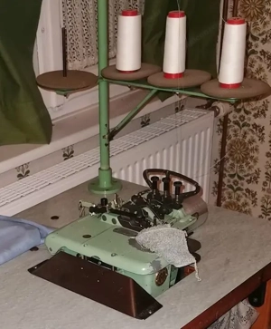 Super Lock Industriemaschine, Nähmaschine Overlock Bild 6
