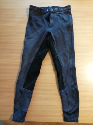 Reithelm mit Hosen, Schuhen und Helm Bild 4