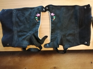 Reithelm mit Hosen, Schuhen und Helm Bild 3