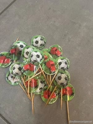 Deko für Kuchen Fussball und rote Pfeifen Bild 5