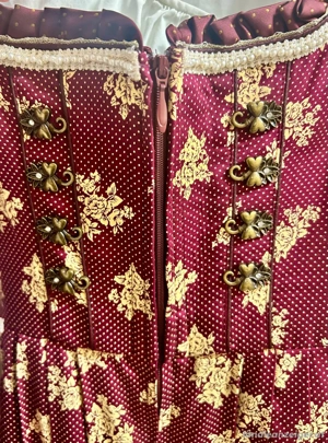 Dirndl bordeaux und gold Bild 5