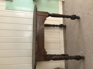 Alter Tisch mit kunstvollen Füßen Bild 2