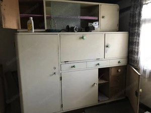 Alter Schrank mit Türen 