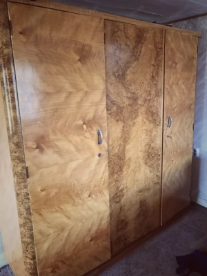 3 Schränke fürs Schlafzimmer (Nachtkästchen, Kleiderschrank, Kommode) Bild 3