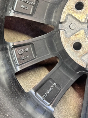 Original VW Amarok Alufelgen 18 Zoll Winterräder Continental Bild 5