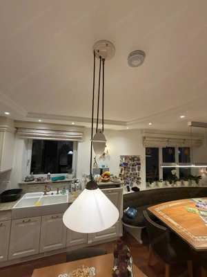 Berliner Messing Hängeleuchte mit Porzellanzug Bild 4