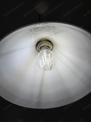 Berliner Messing Hängeleuchte mit Porzellanzug Bild 3