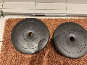 Langhantel mit vielen Scheiben und 2 Kurzhanteln