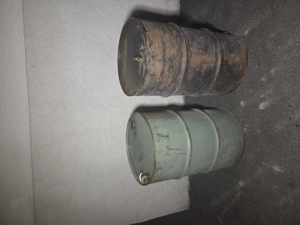 2  200-Liter Stahlfässer