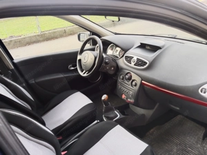Renault clio Kleinwagen Bild 8