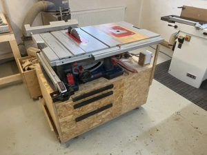 Kreissäge mit Unterstand und Tischfräse