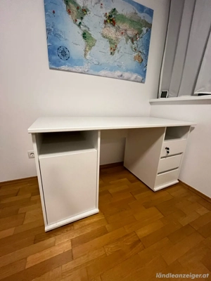 Schreibtisch
