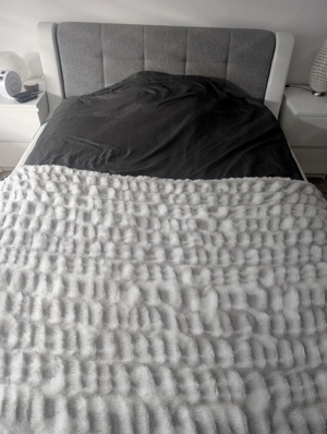 Bett mit Lattenrost und Matratze zu verkaufen 