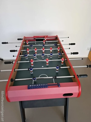 Kickertisch aus Holz für Kinder und Erwachsene