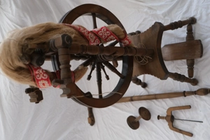 Altes hölzernes Spinnrad Bild 4