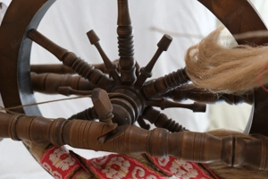 Altes hölzernes Spinnrad Bild 5