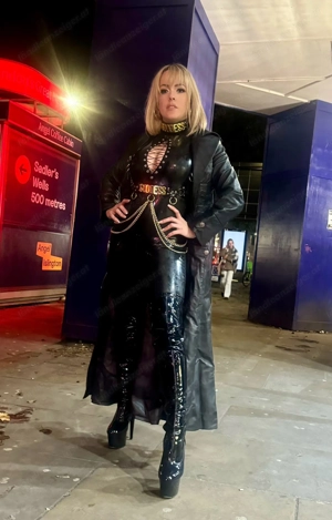 Bist du bereit, dich von deiner Herrin Evelina Meyer dominieren zu lassen? Bild 5