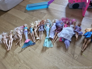verschiedene Barbies  Bild 2