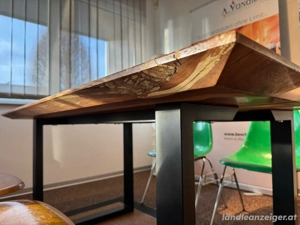 Tische Birne aus Röthis mit Kunstharzeinlage und schweizer Kante Grösse 160 x 100 cm Bild 3