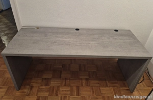 grosser Schreibtisch   Zockertisch wegen Wohnungsauflösung günstig abzugeben. 