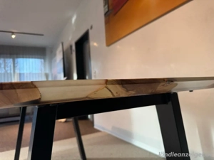 Tische Birne aus Röthis mit Kunstharzeinlage und schweizer Kante Grösse 160 x 100 cm Bild 4