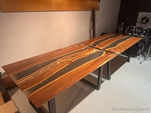 Tische Birne aus Röthis mit Kunstharzeinlage und schweizer Kante Grösse 160 x 100 cm