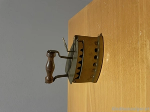 Altes Kohlebügeleisen - Messing, Holzgriff, Vintage-Deko