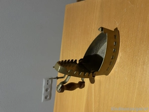 Altes Kohlebügeleisen - Messing, Holzgriff, Vintage-Deko