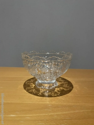 Geschliffene Kristallglasschale mit Fuß - floraler Schliff Bild 2