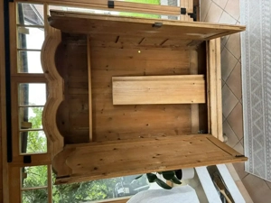 Alter Holzschrank Bild 2